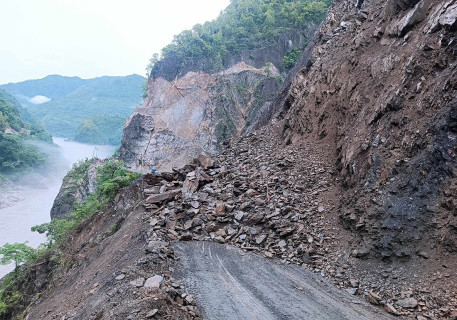 सुक्खा पहिरो खस्दा पृथ्वी राजमार्ग अवरुद्व